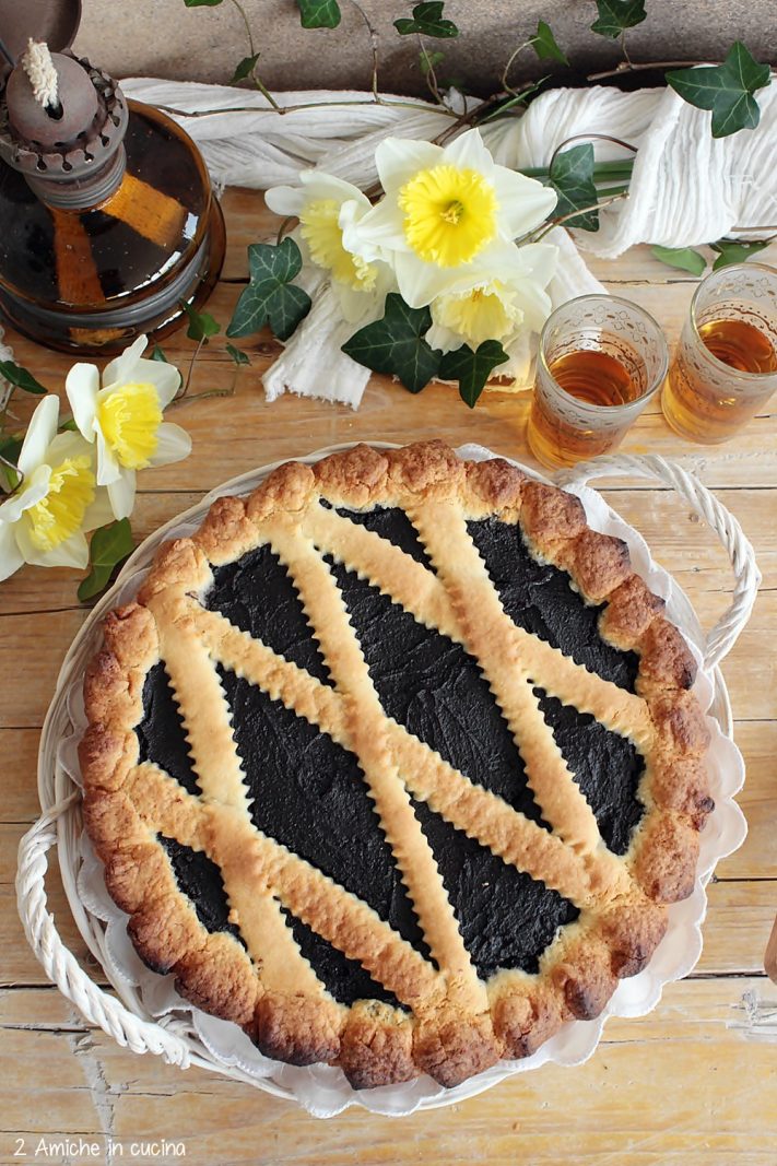 crostata al cioccolato con fiori e cestino