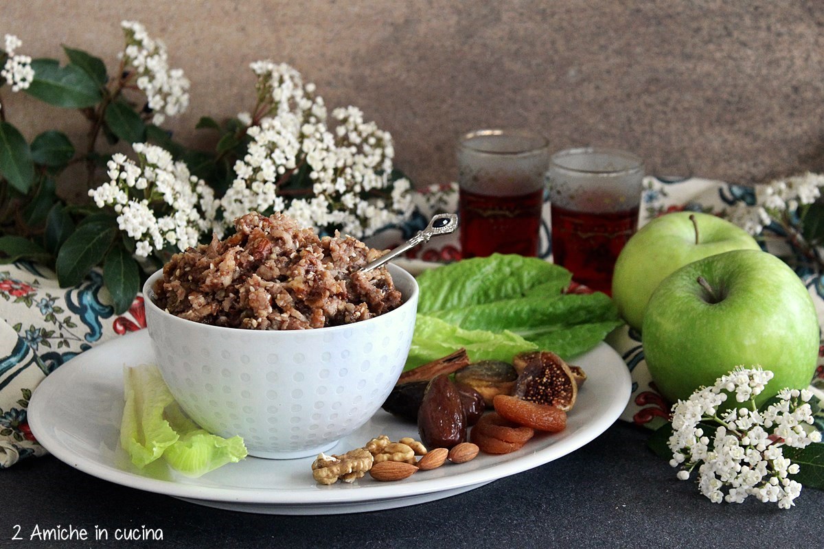 Piatto con ciotla di frutta secca e mele per Pesach
