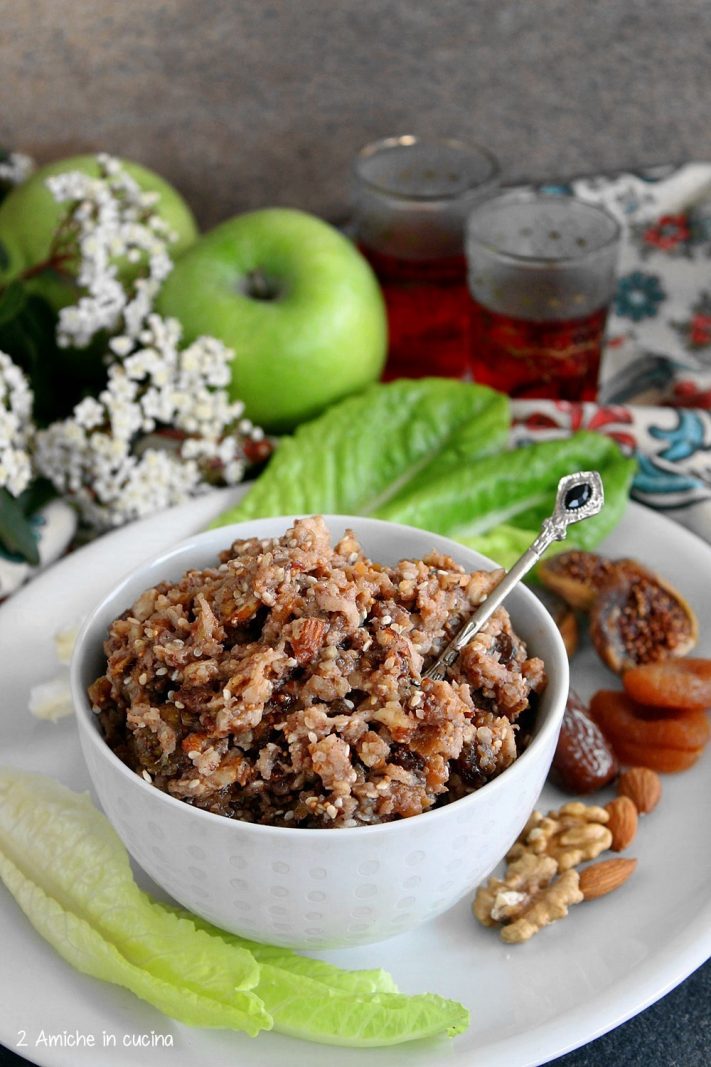 Ciotola con charoset dello Yemen con frutta secca, mele verdi e lattuga per la Pasqua ebraica