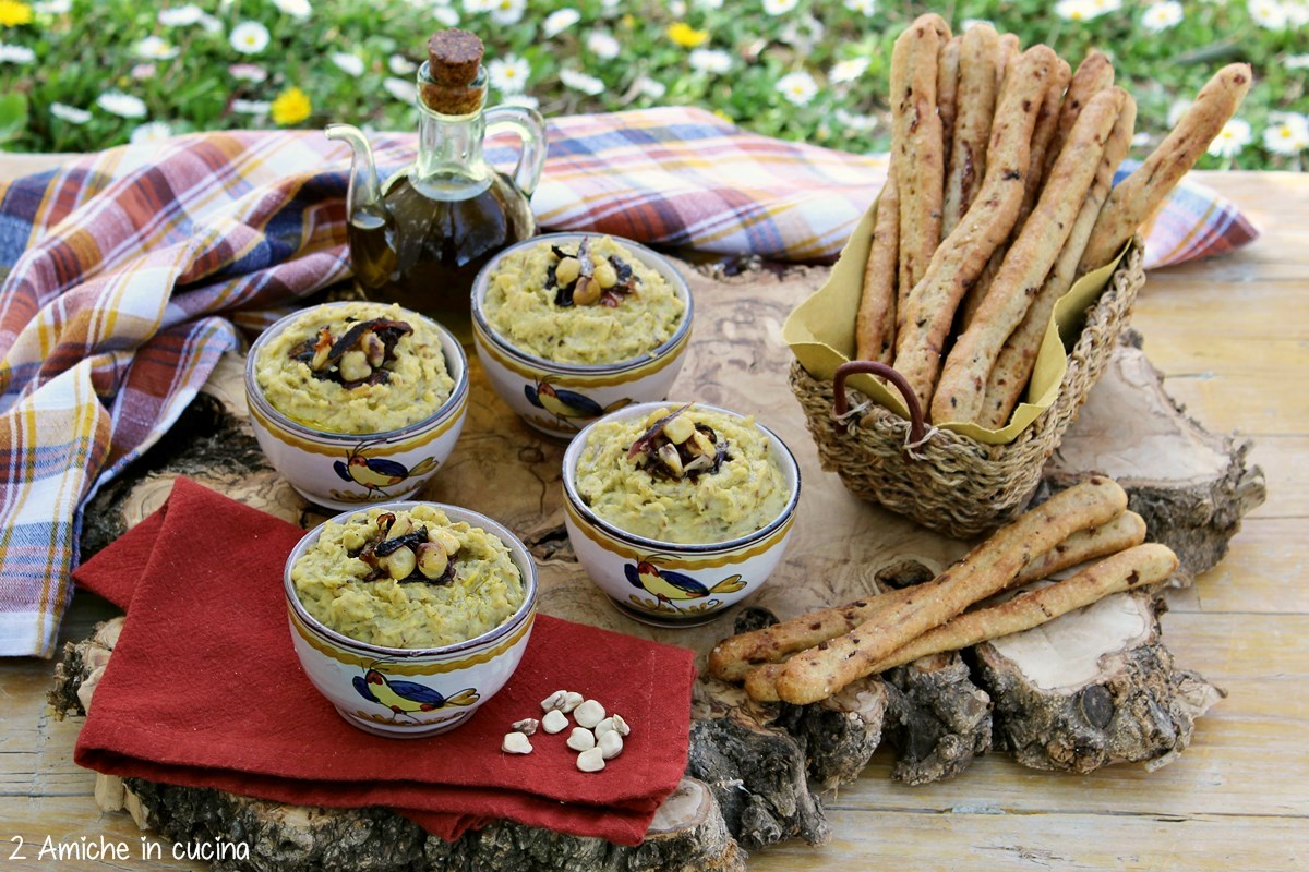 Tagliere per aperitivo umbro con coppette di hummus di cicerchie e cestino di grissini