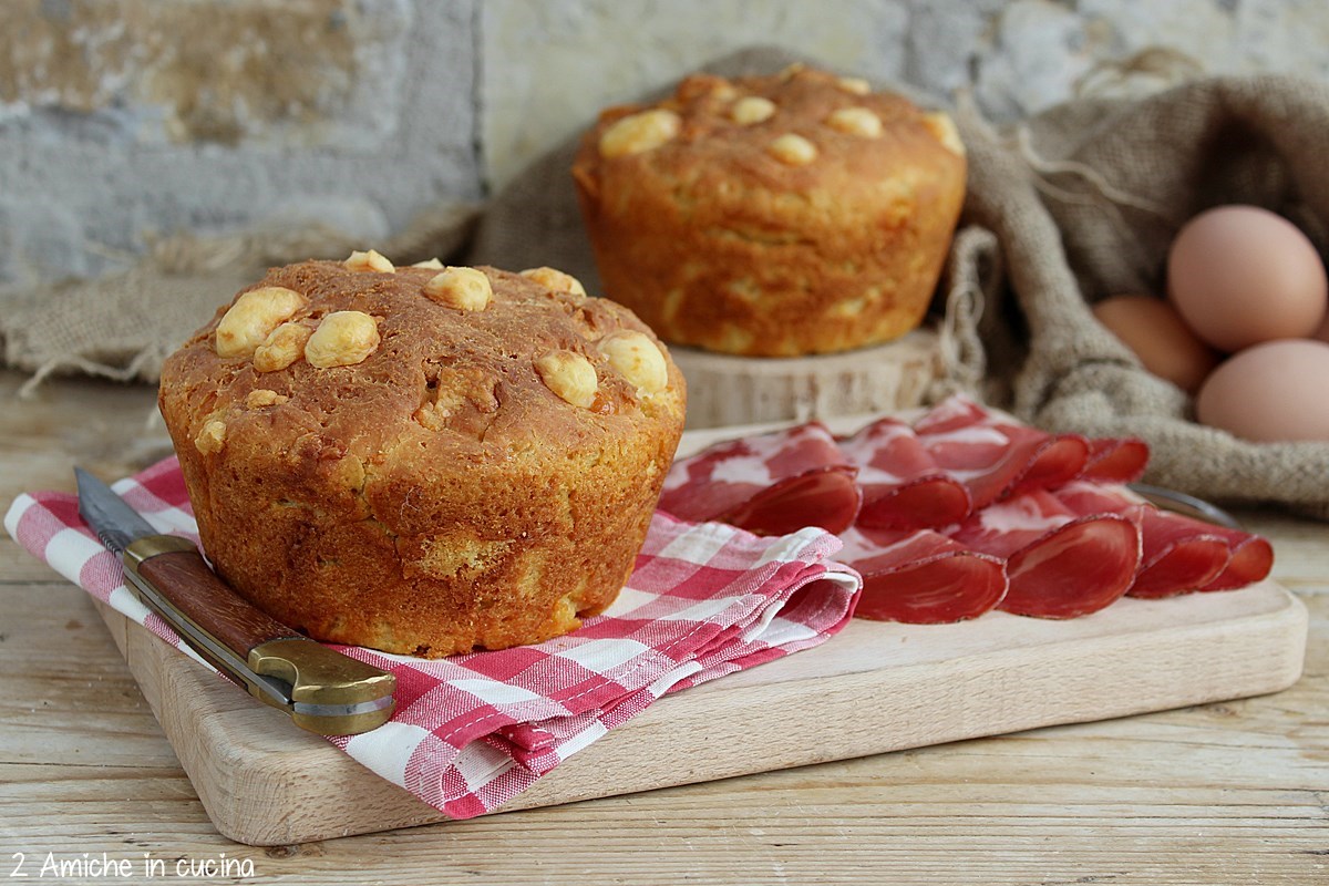 due pizze di Pasqua al formaggio su tagliere con capocollo