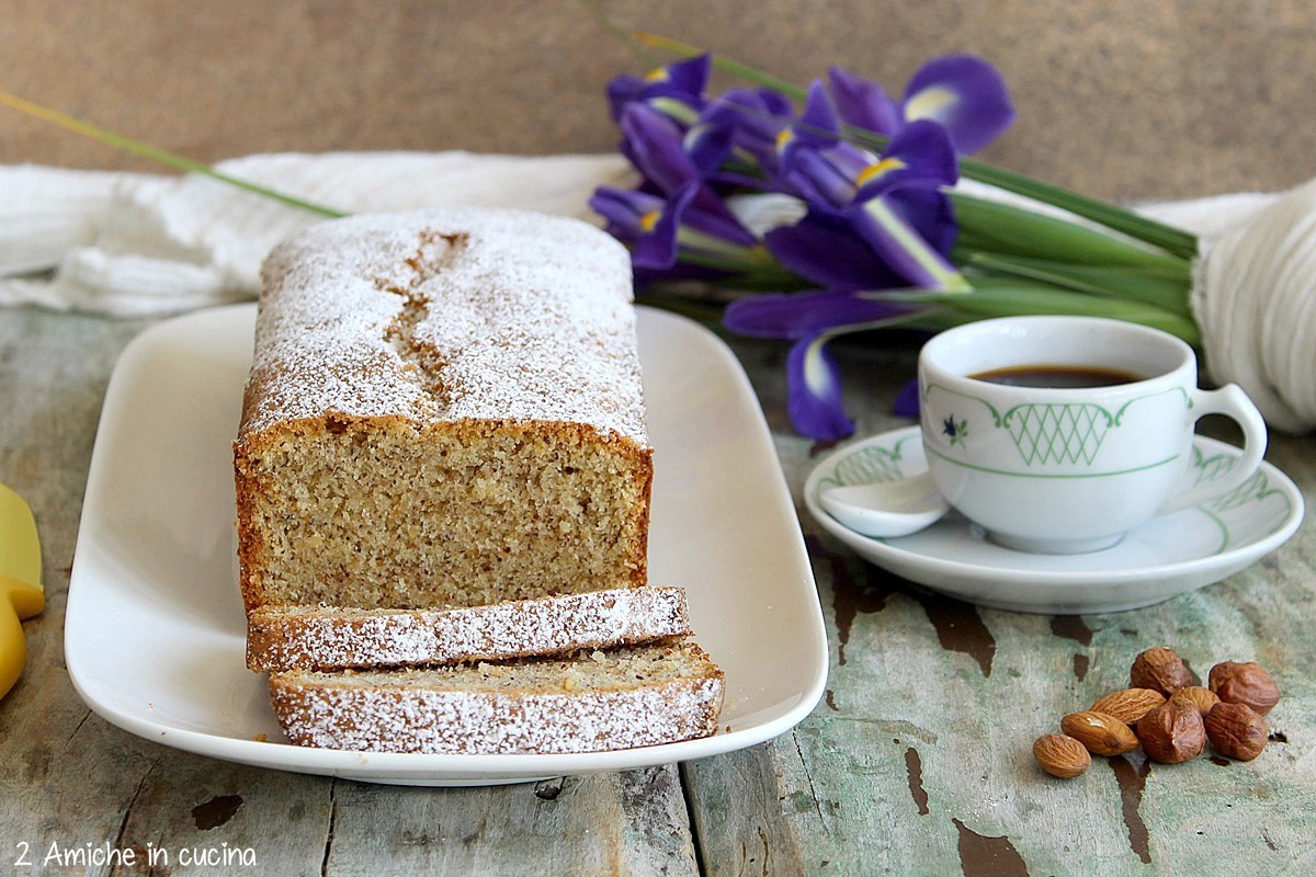 Plumcake alle nocciole con tazza di caffè