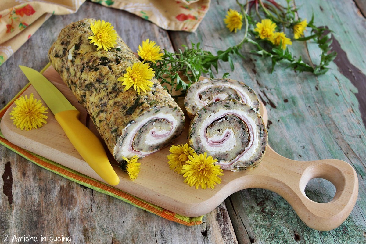 Rotolo di frittata al tarassaco con erbe spontanee farcito con formaggio e prosciutto