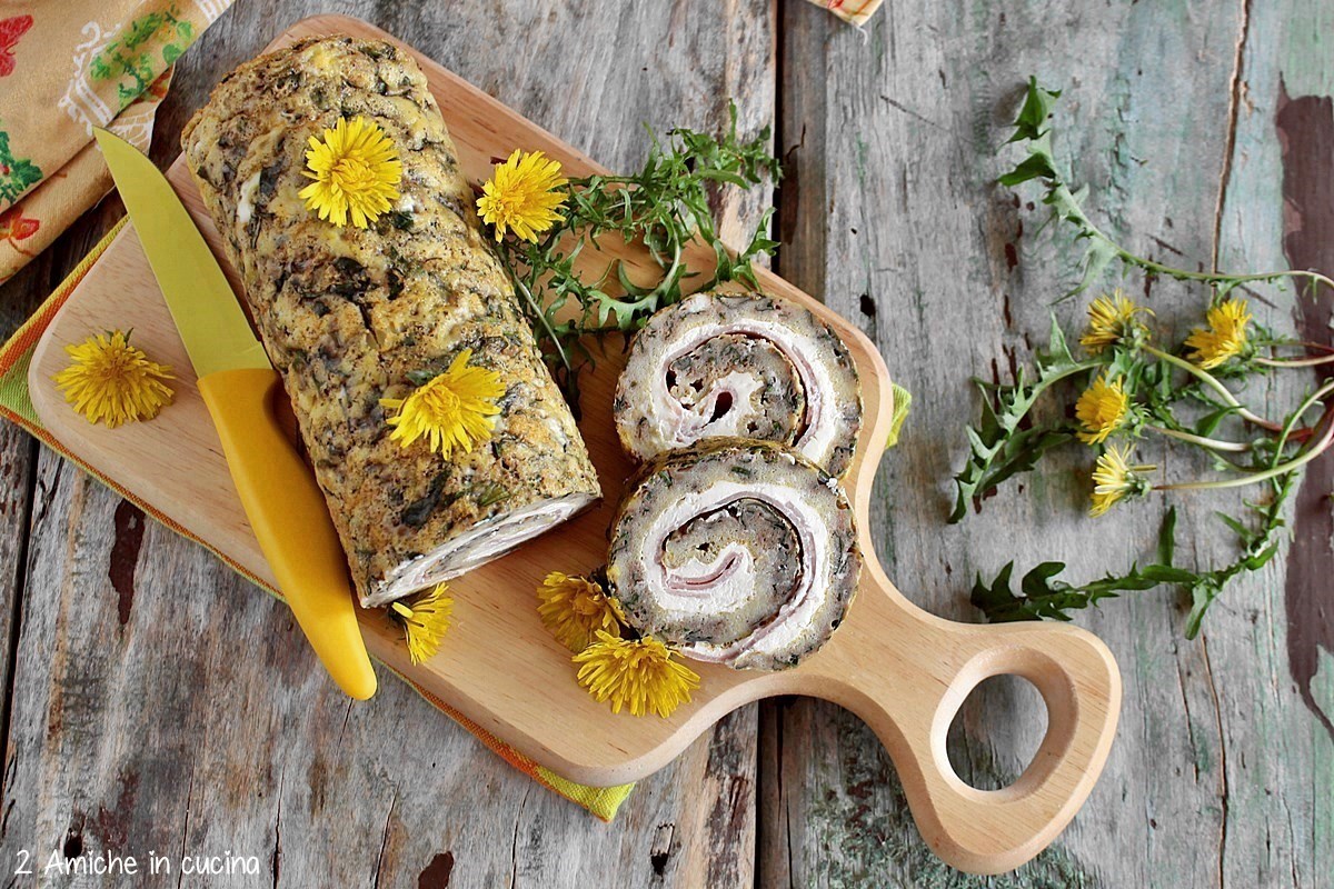 rotolo di frittata al tarassaco formaggio e prosciutto, su tagliere