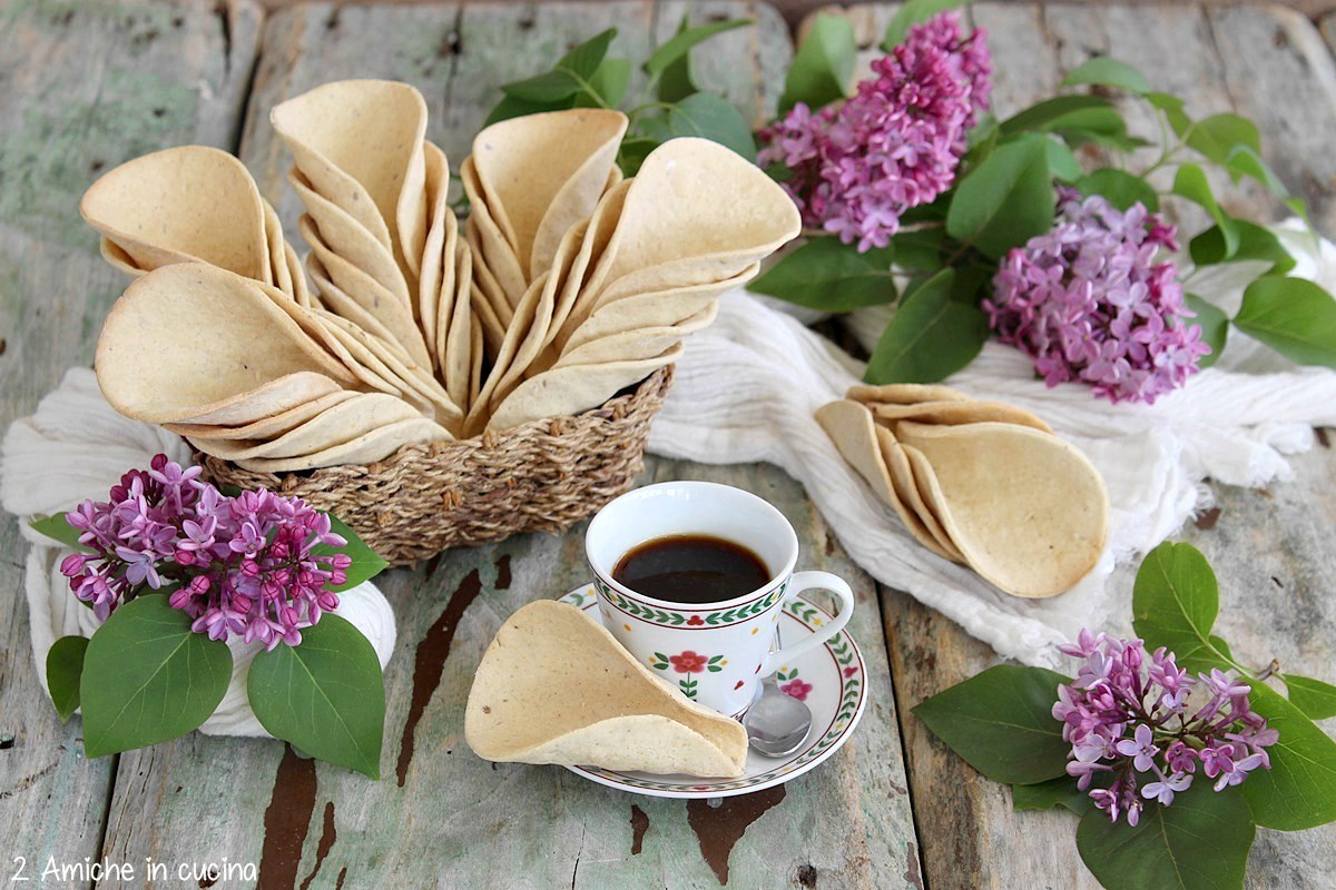 cestino di biscotti di Stramberk con tazza di caffè Štramberské uši - Orecchie di Štramberk 