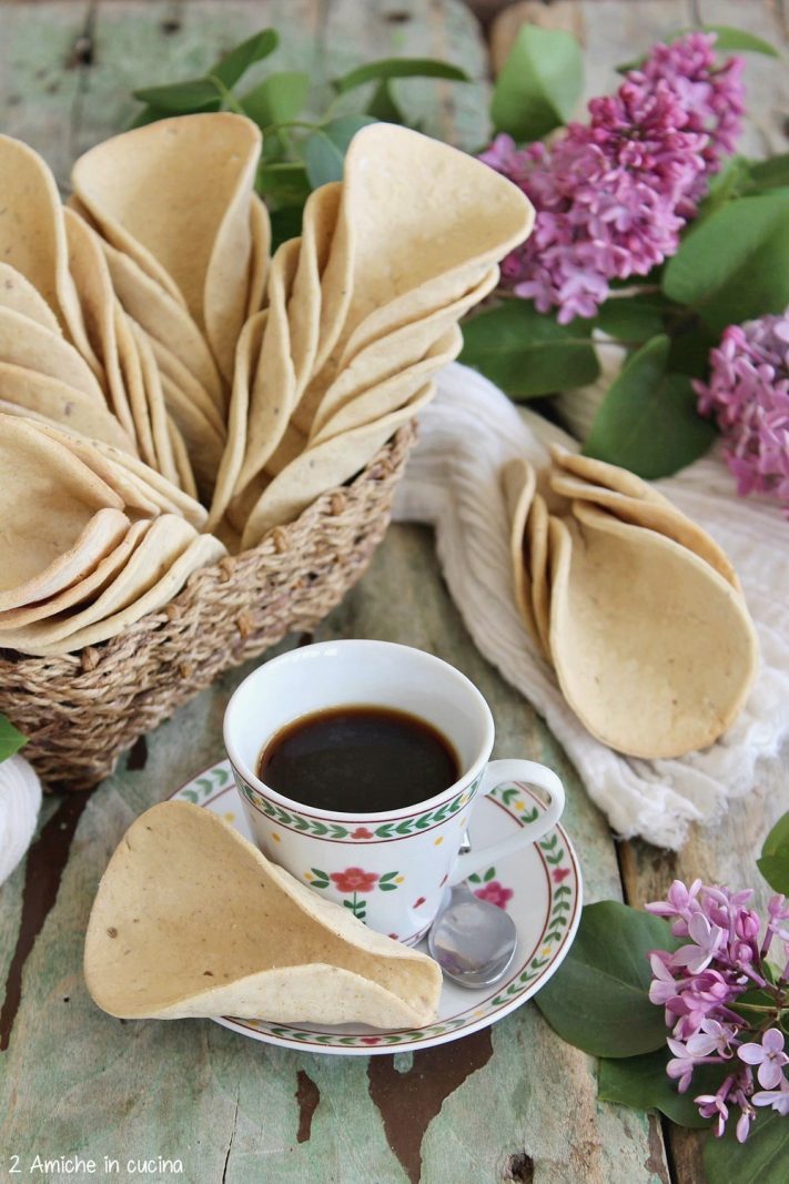 Tazza di caffè con biscotti a forma di cono tipici della Repubblica Ceca. Štramberské uši - Orecchie di Štramberk