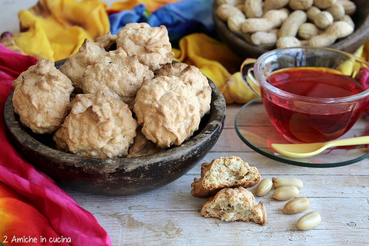biscotti alle arachidi con tazza di tè