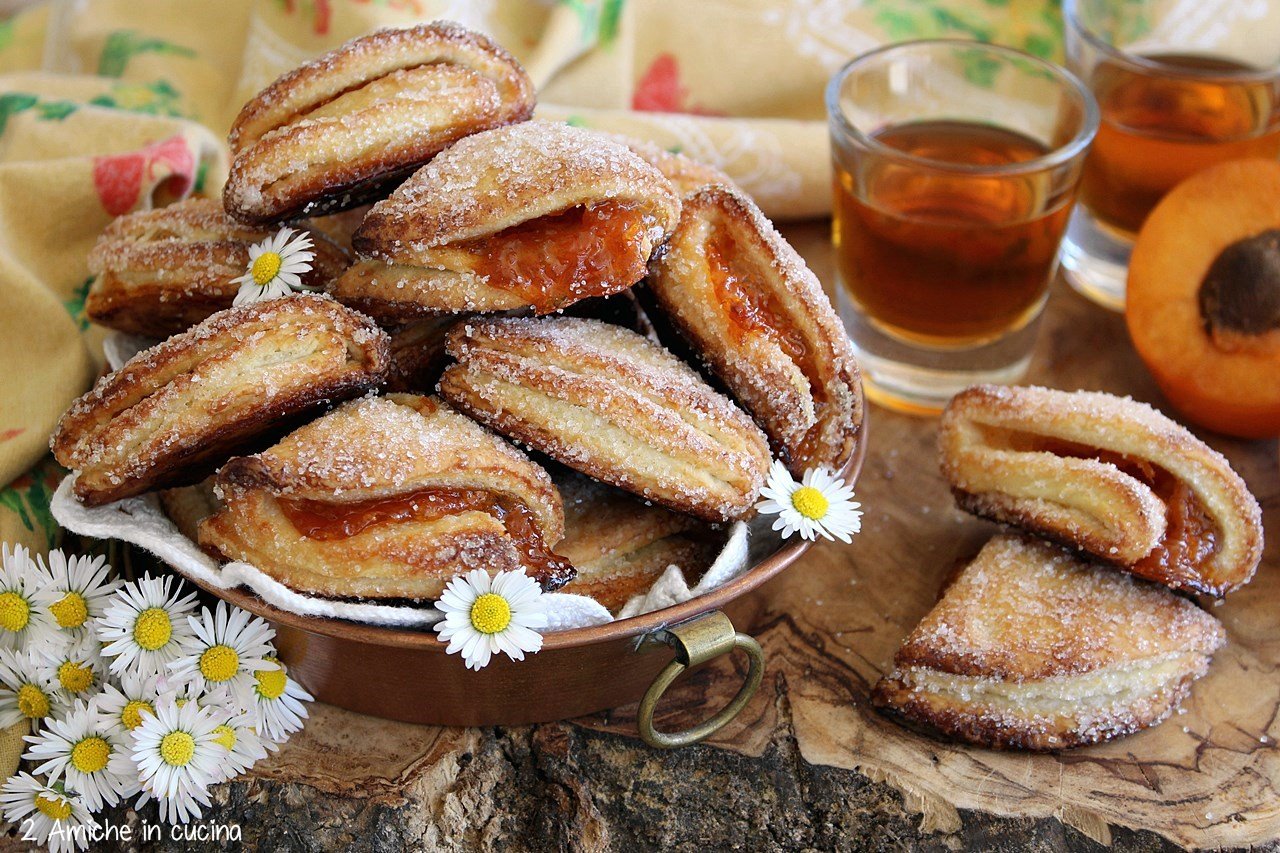 ciotola in rame con biscotti uzbeki e albicocche