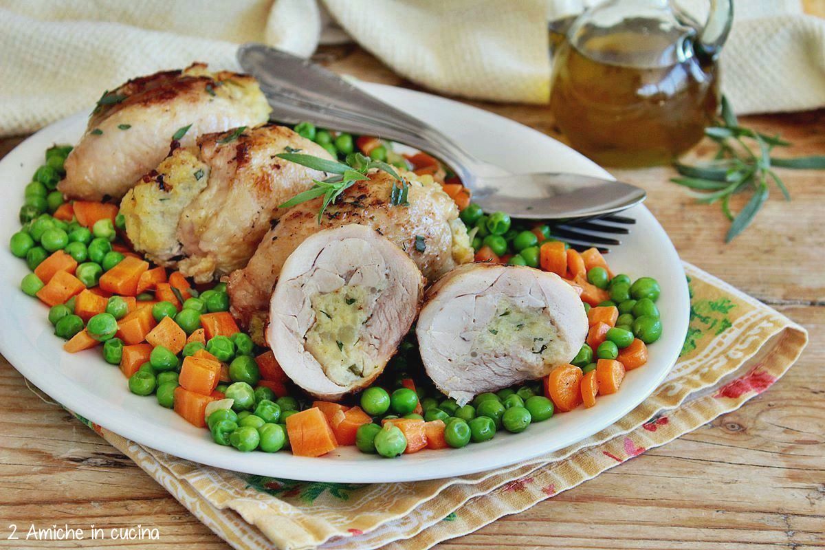 piatto con cosce di pollo ripiene di patate, carote e piselli al dragoncello