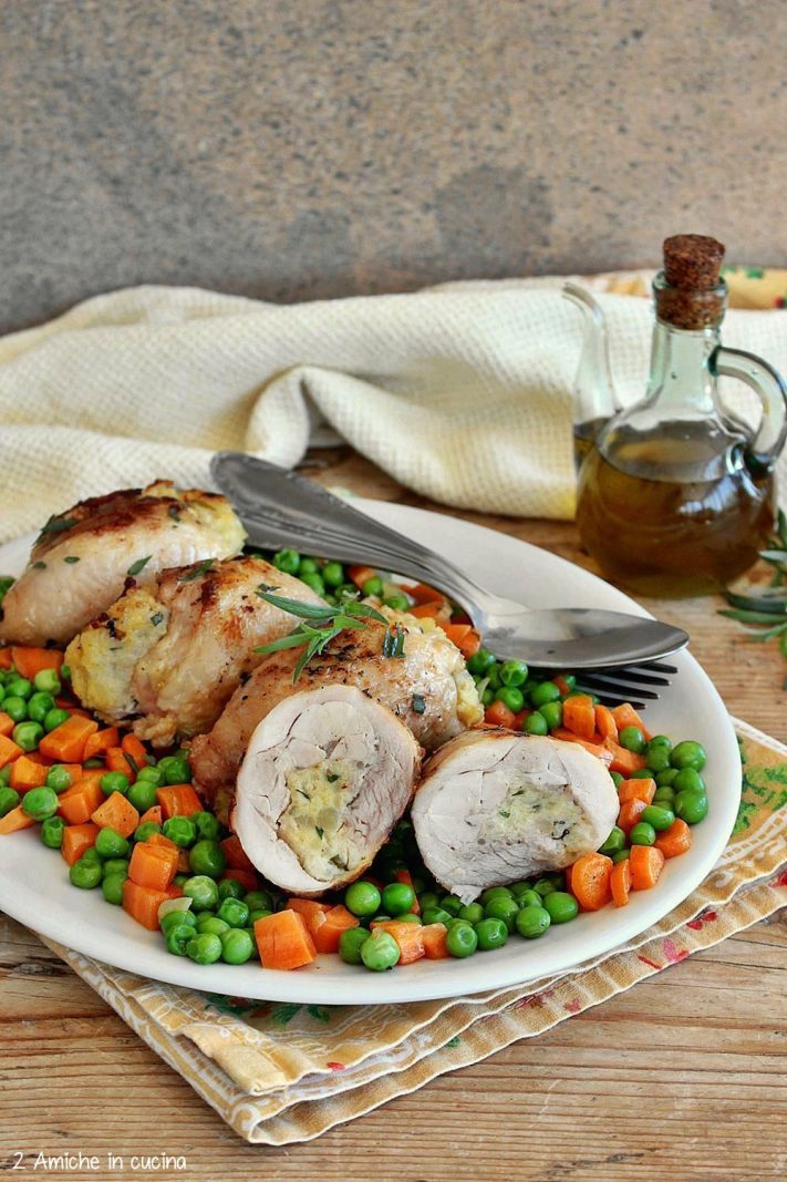 Fusi di pollo farciti con vicino carote e piselli