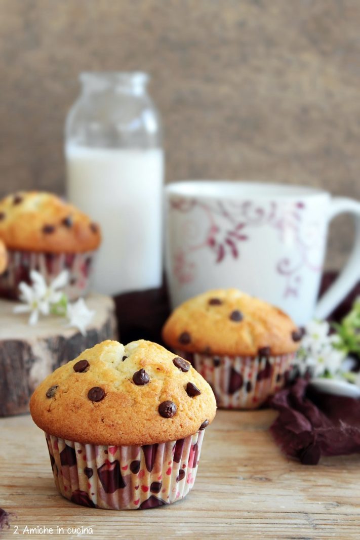 muffin con gocce di cioccolato, e tazza di latte