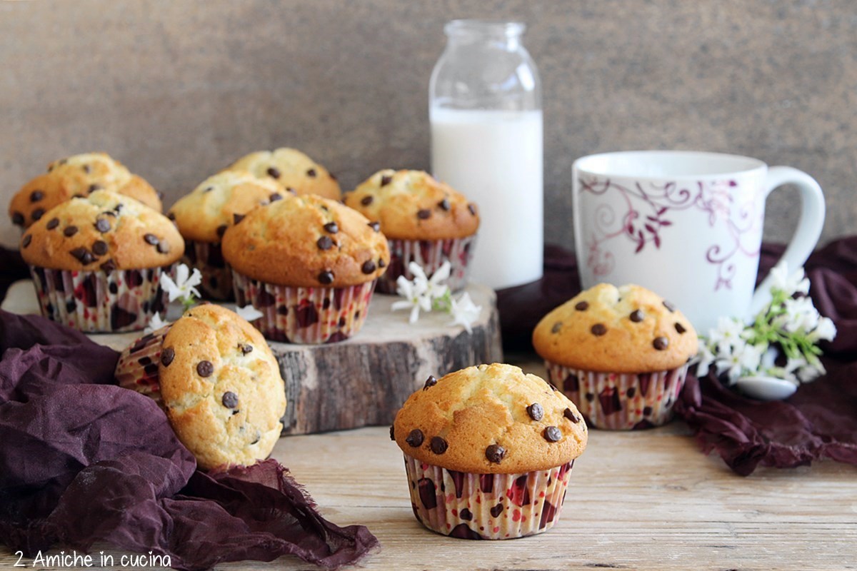 back to school - 30 colazioni per la scuolatagliere con muffin alla vaniglia e gocce di cioccolato con tazza di latte