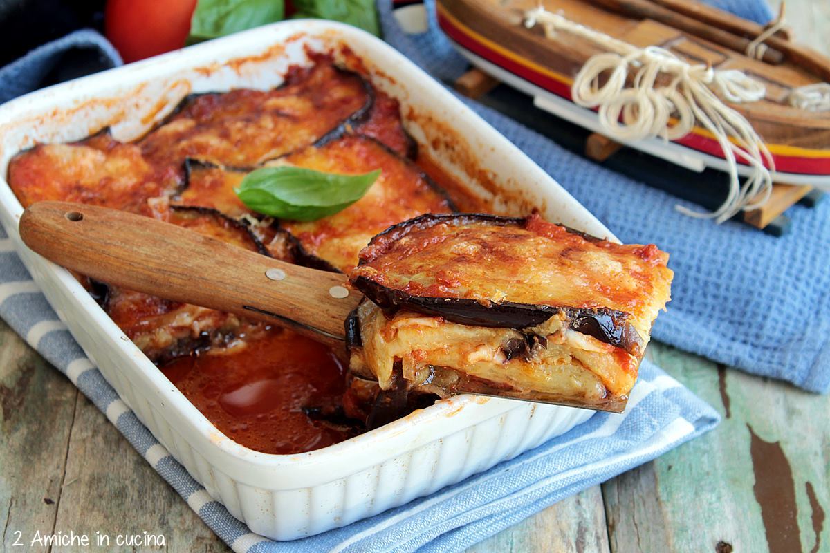 Porzione di parmigiana di melanzane su spatola