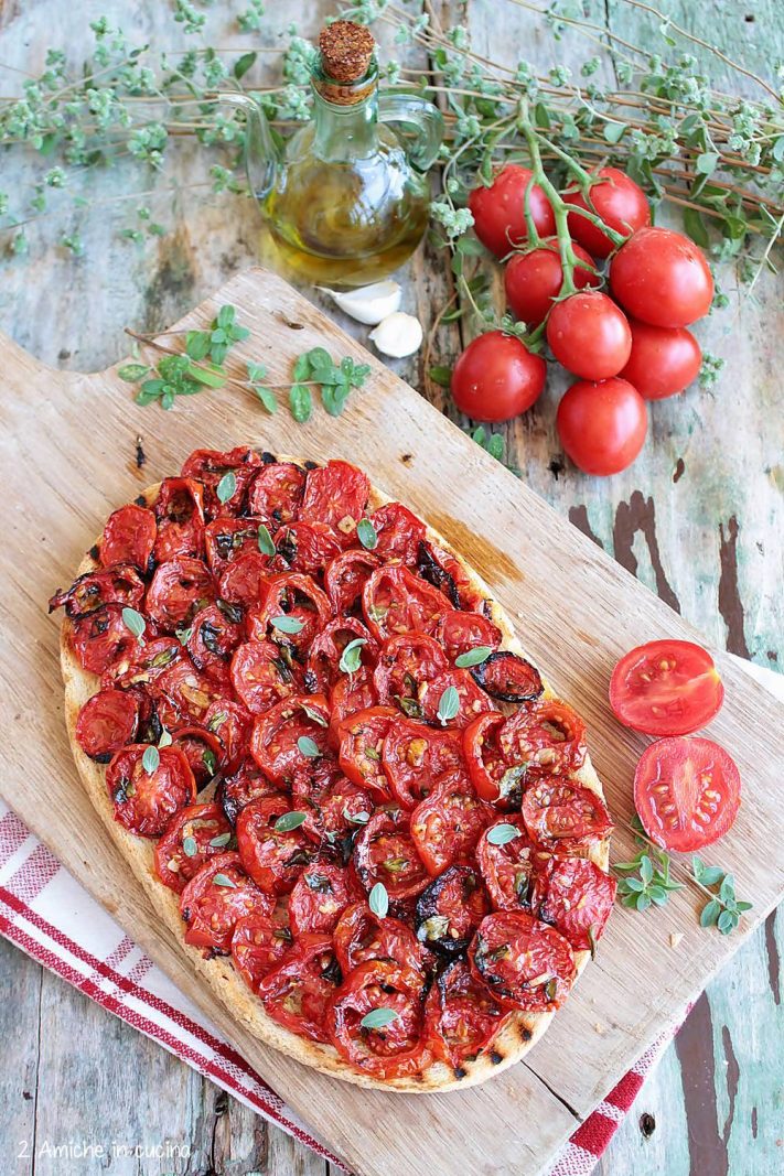 Bruschettone ai pomodori con aglio, olio e maggiorana