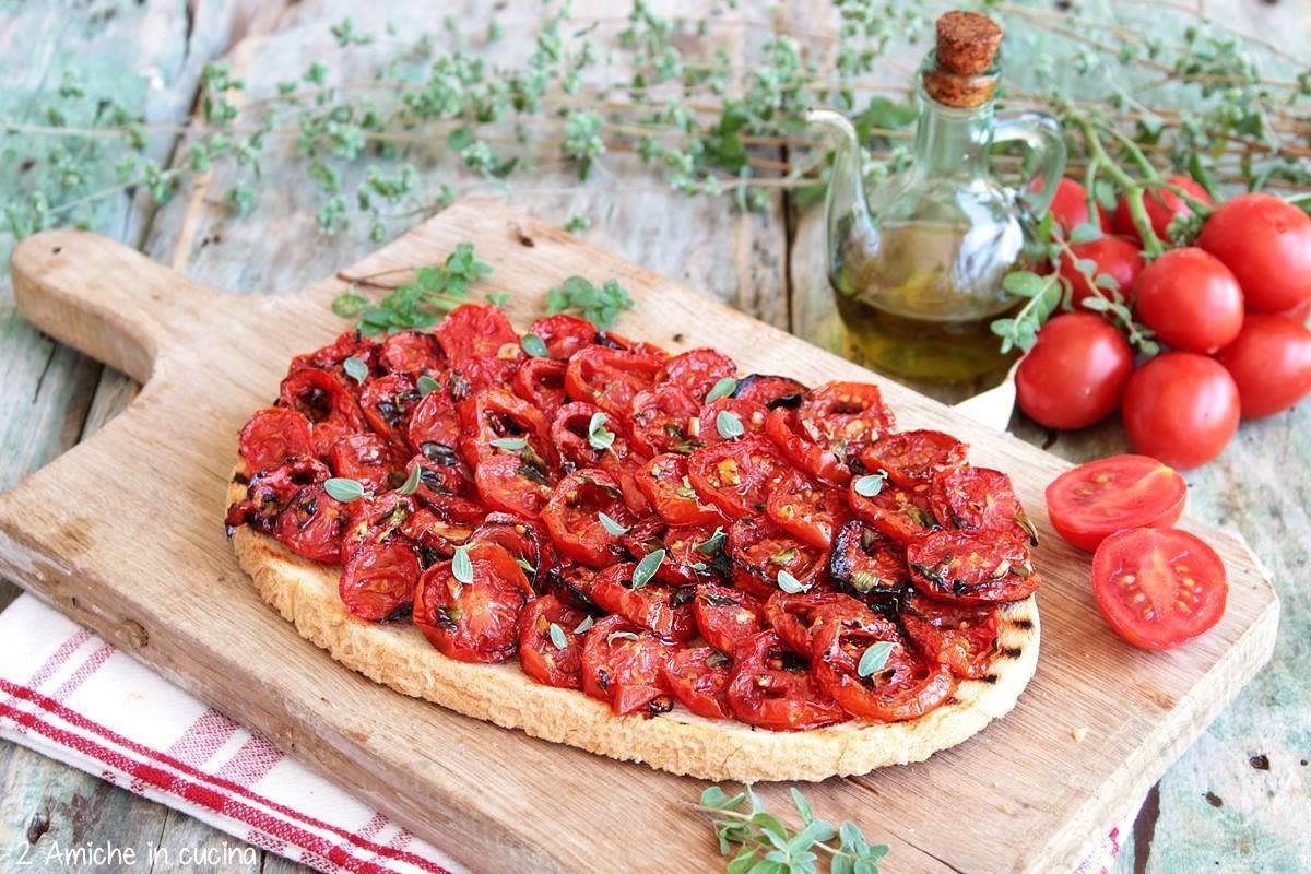 bruschettone con pomodori datterini al fono con aglio, olio e maggiorana fresca