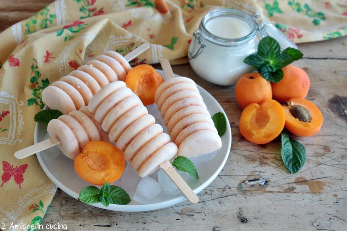 gelati su stecco fatti in casa con kefir di latte e albicocche freche