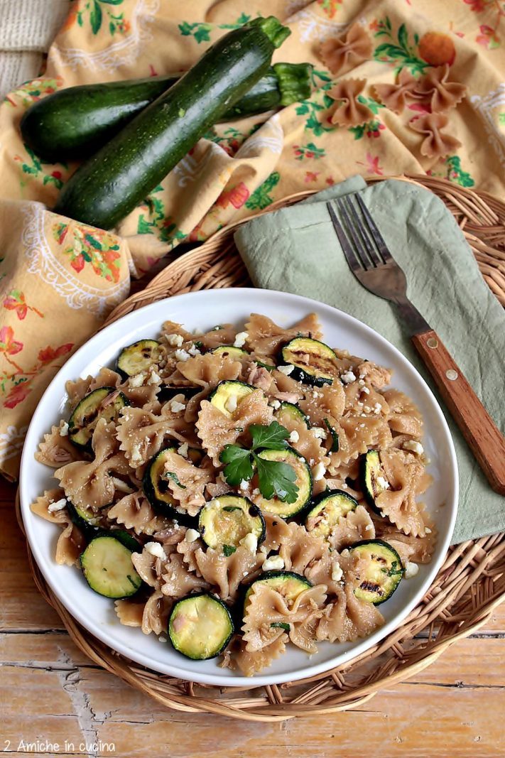 piatto di pasta fredda con zucchine e tonno