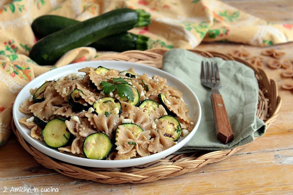 cestino con piatto di pasta fredda integrale condita con tonno, zucchine grigliate e ricotta salata