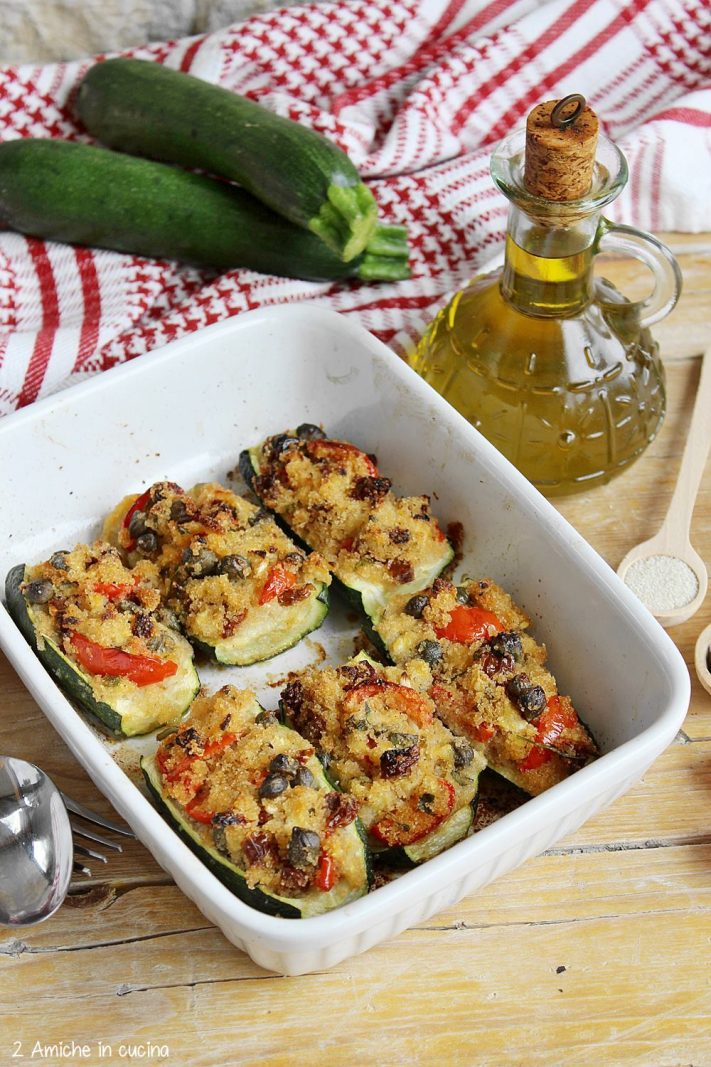 Pirofila con zucchine ripiene a barchetta, bottiglia di olio