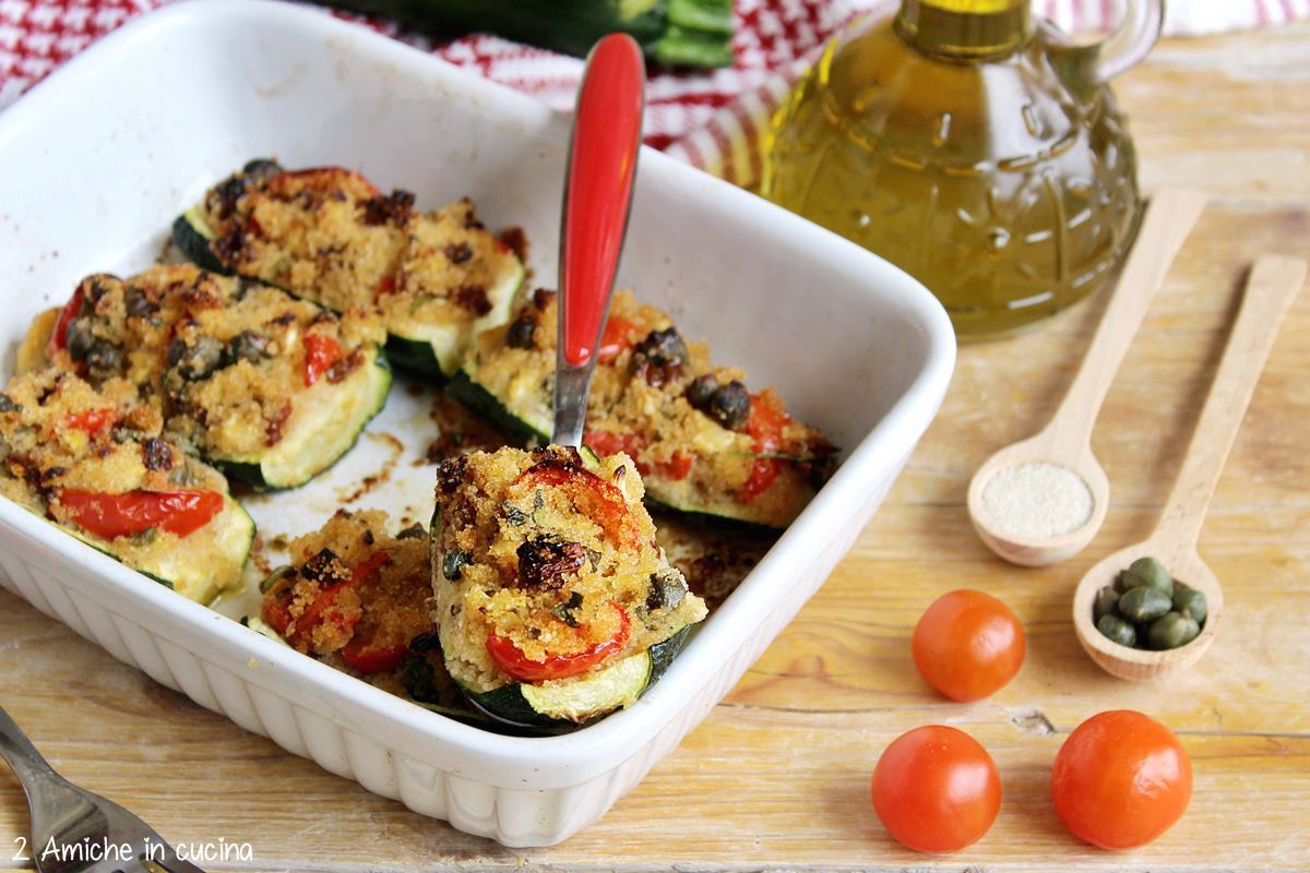 Zucchine ripiene di fonio su cucchiaio poggiato su una pirofila