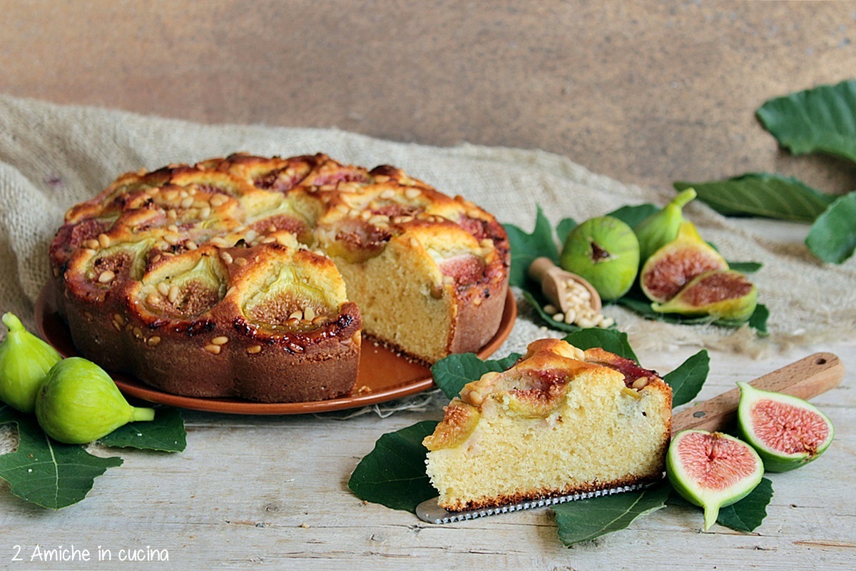 Particolare della fetta di torta con farina arifa fichi freschi e pinoli