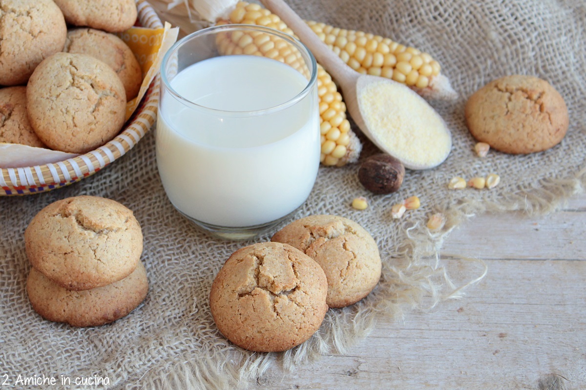 cestino di biscotti con tazza di latte