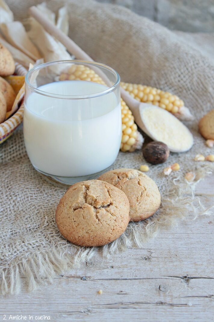 bicchiere con latte e biscotti semplici al mais