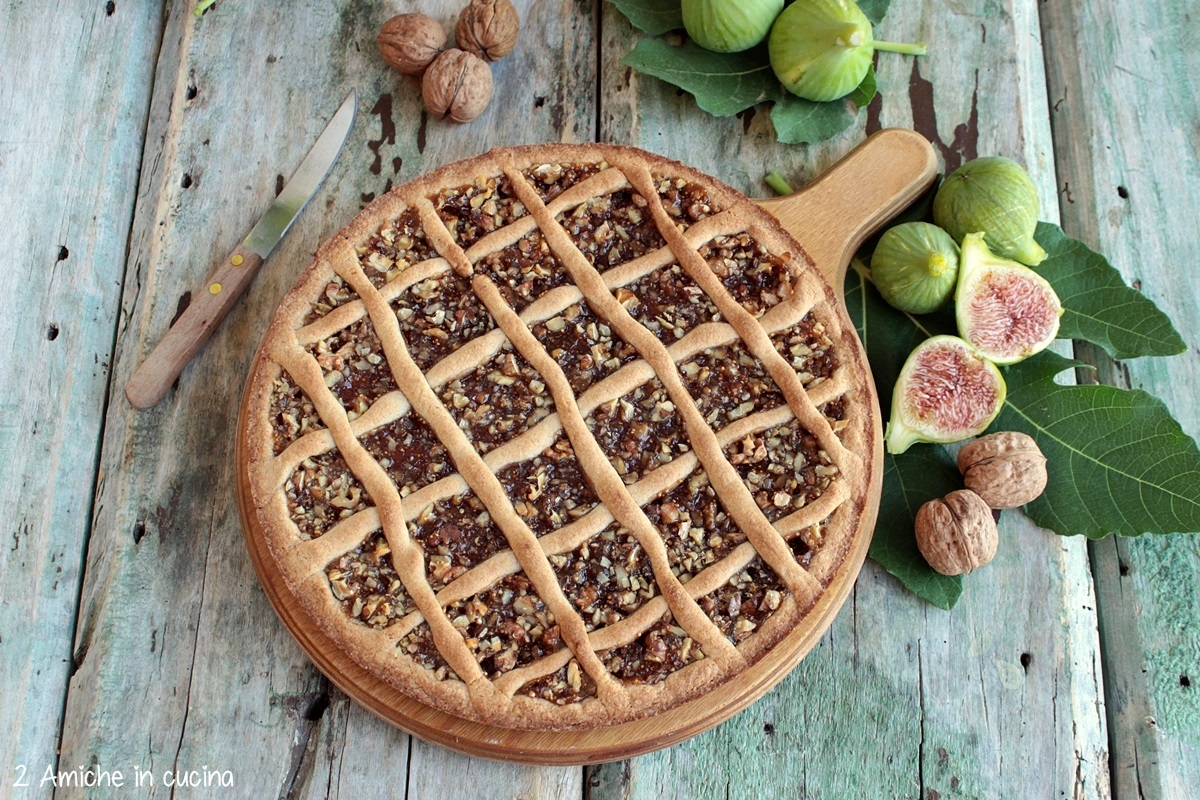 Tagliere con crostata ai fichi