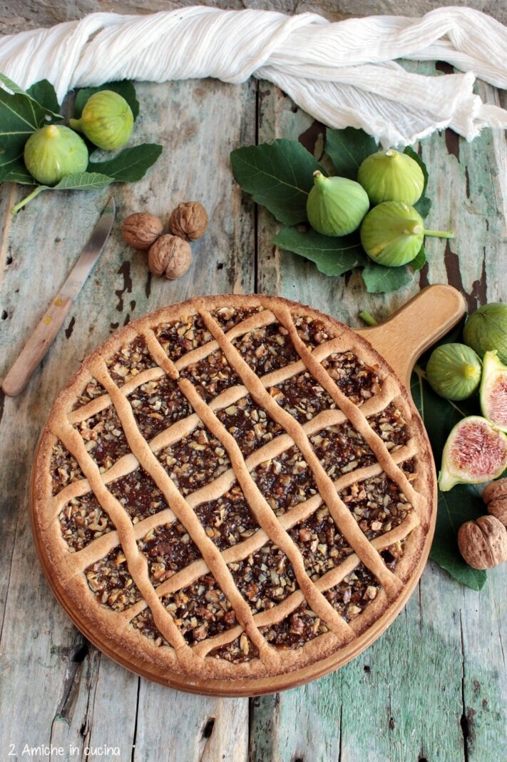 Tagliere, crostata, fichi e noci