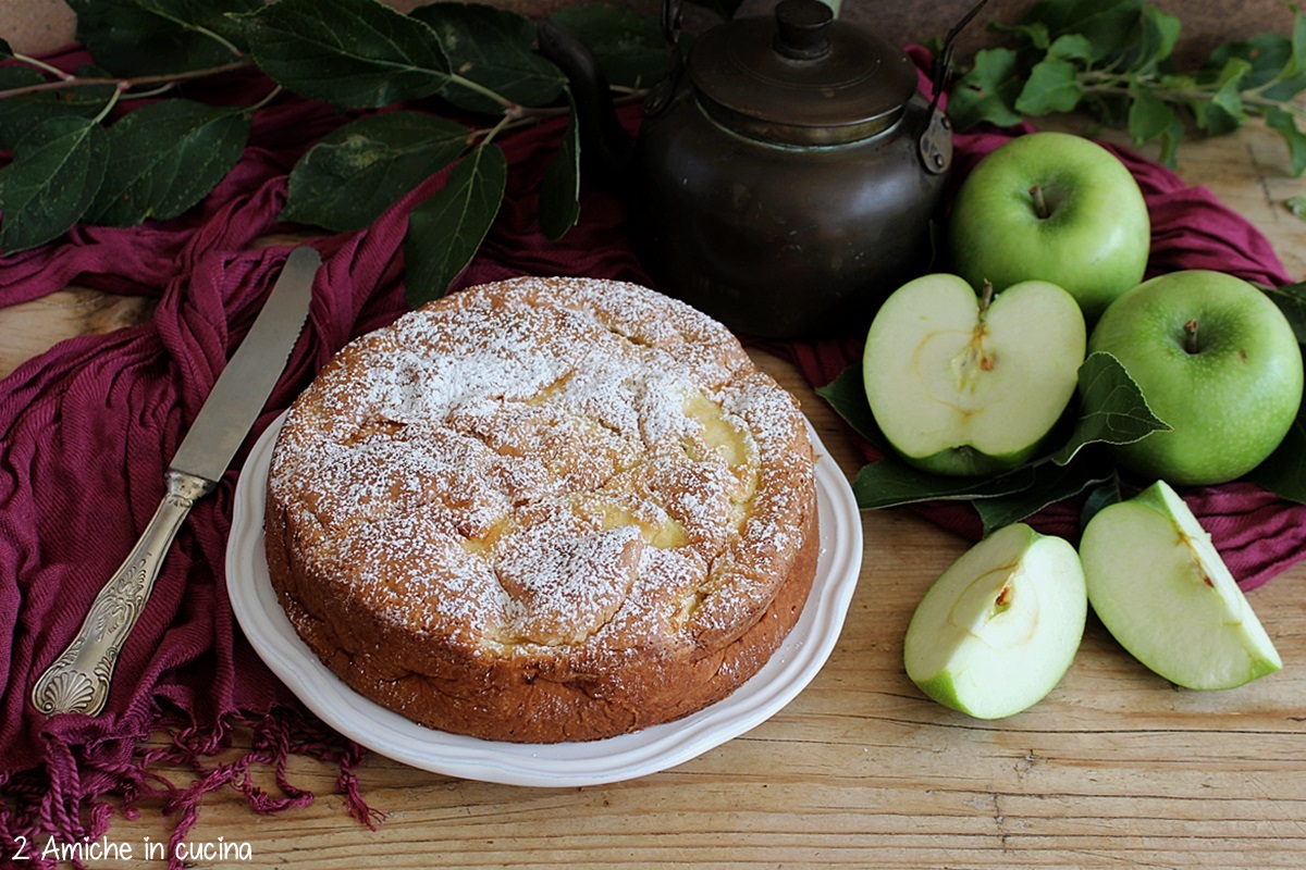 Torta di mele con teiera in rame e mele verdi