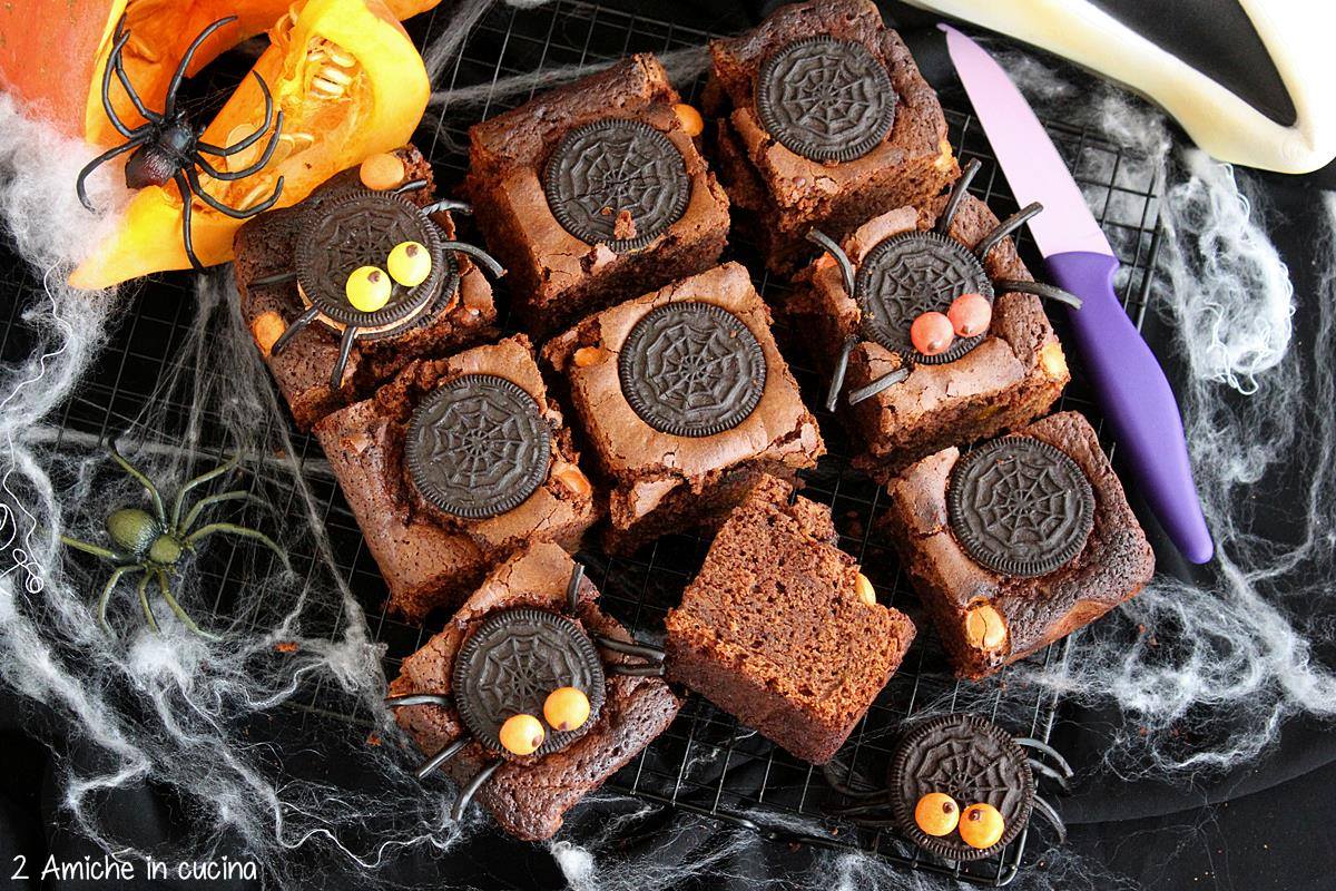 cubotti di brownies per halloween con zucca e oreo