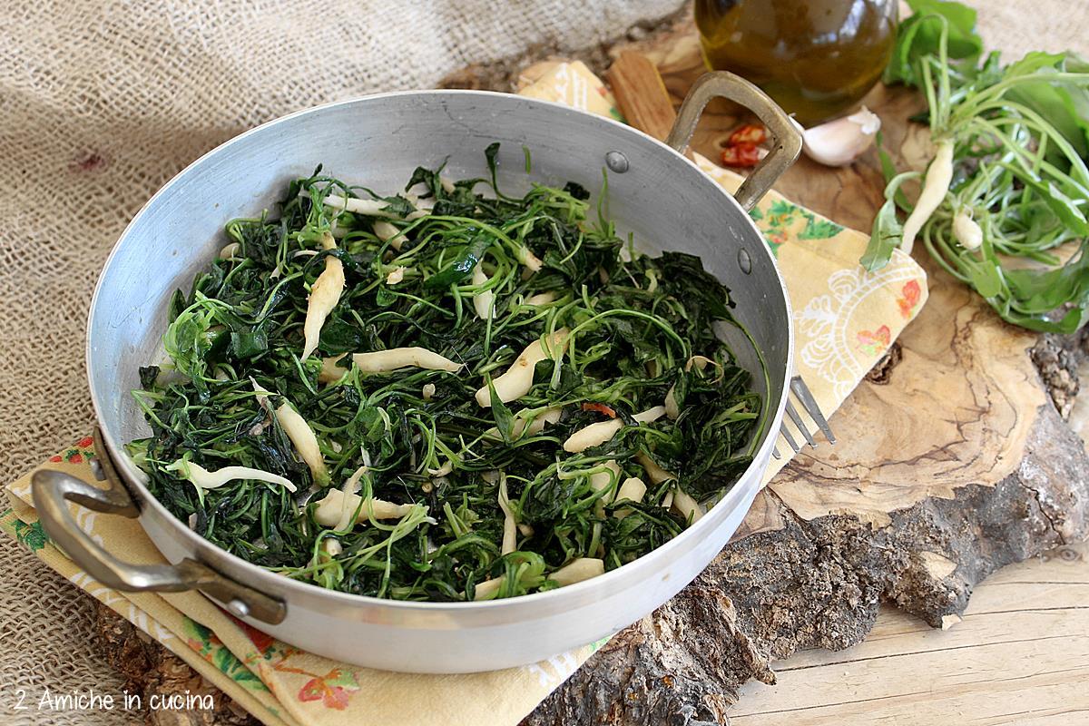 tegamino con raponzoli saltati con aglio e acciughe