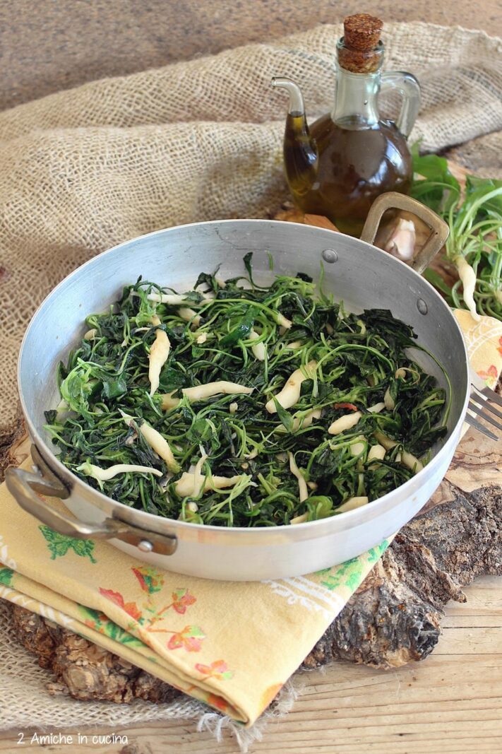 padella conb erbe spontanee e olio di oliva