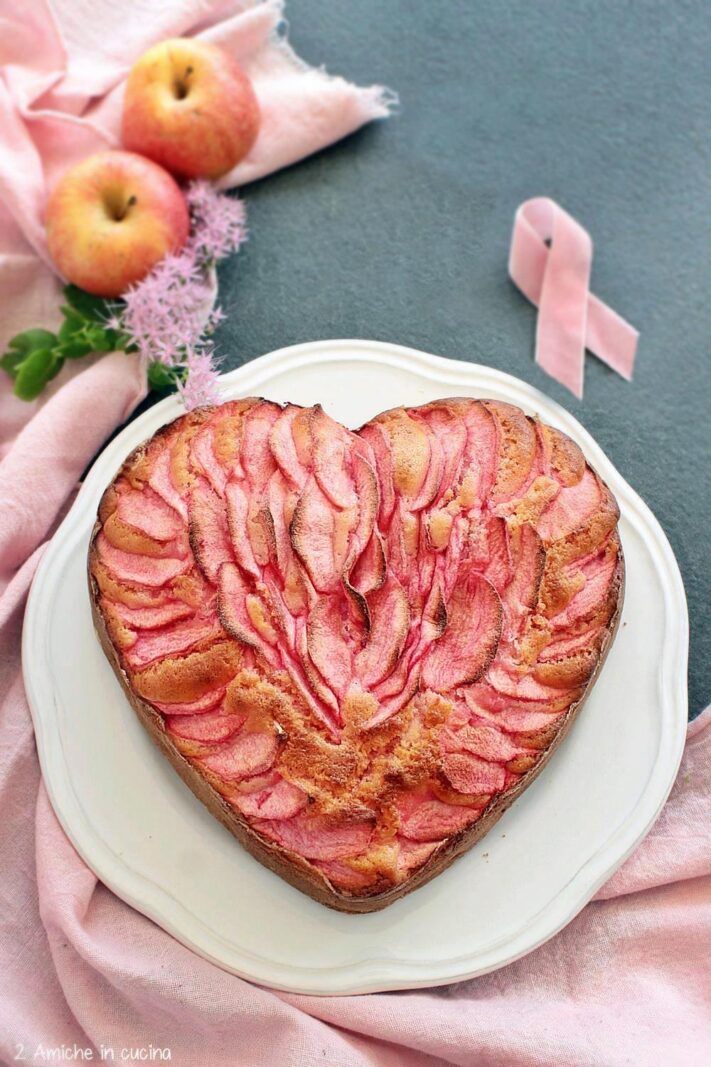 torta a forma di cuore per il mese della prevenzione oncologica del tumore al seno