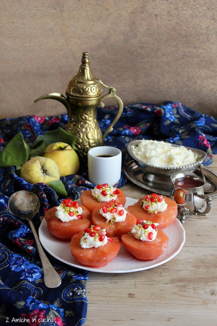 piatto con mele cotogne e caffettiera turca