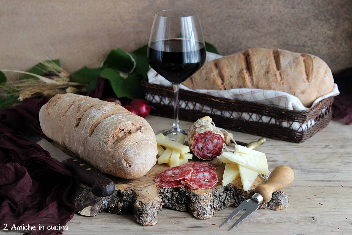 tagliere con pane al Sagrantino, formaggi, salame e calice di vino