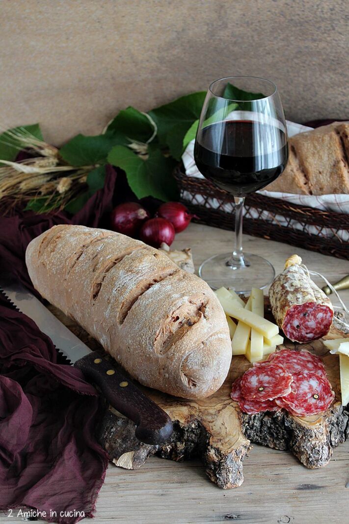 tagliere con pane al vino formaggi e salumi