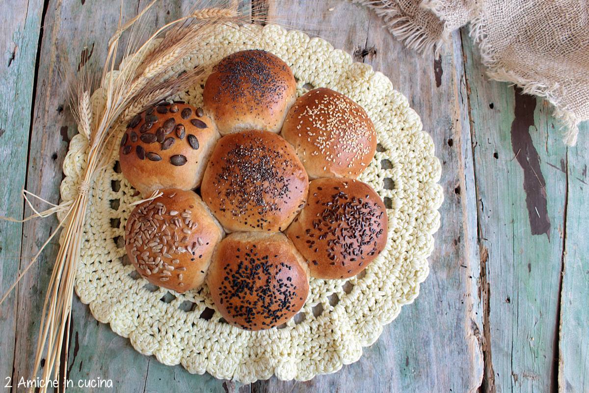 Fiore di pane con avena e decorato con semi misti