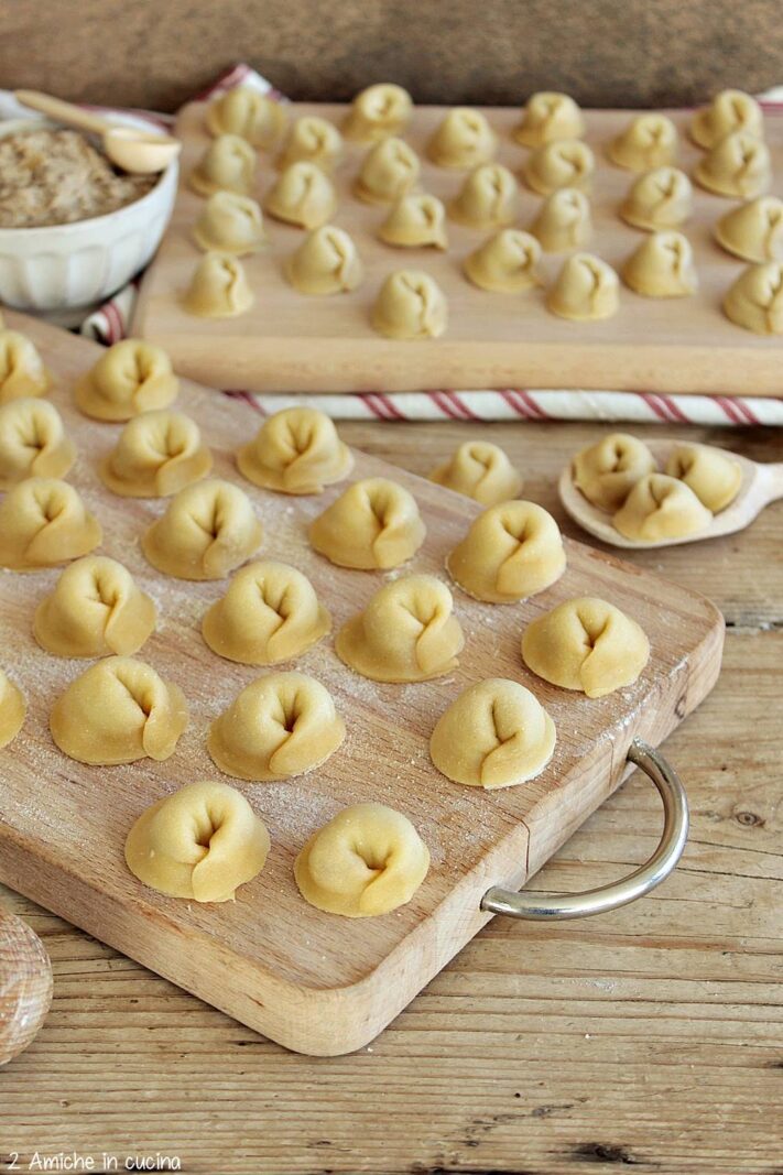 tagliere con pasta fresca ripiena fatta in casa in due misure, da brodo e da sugo