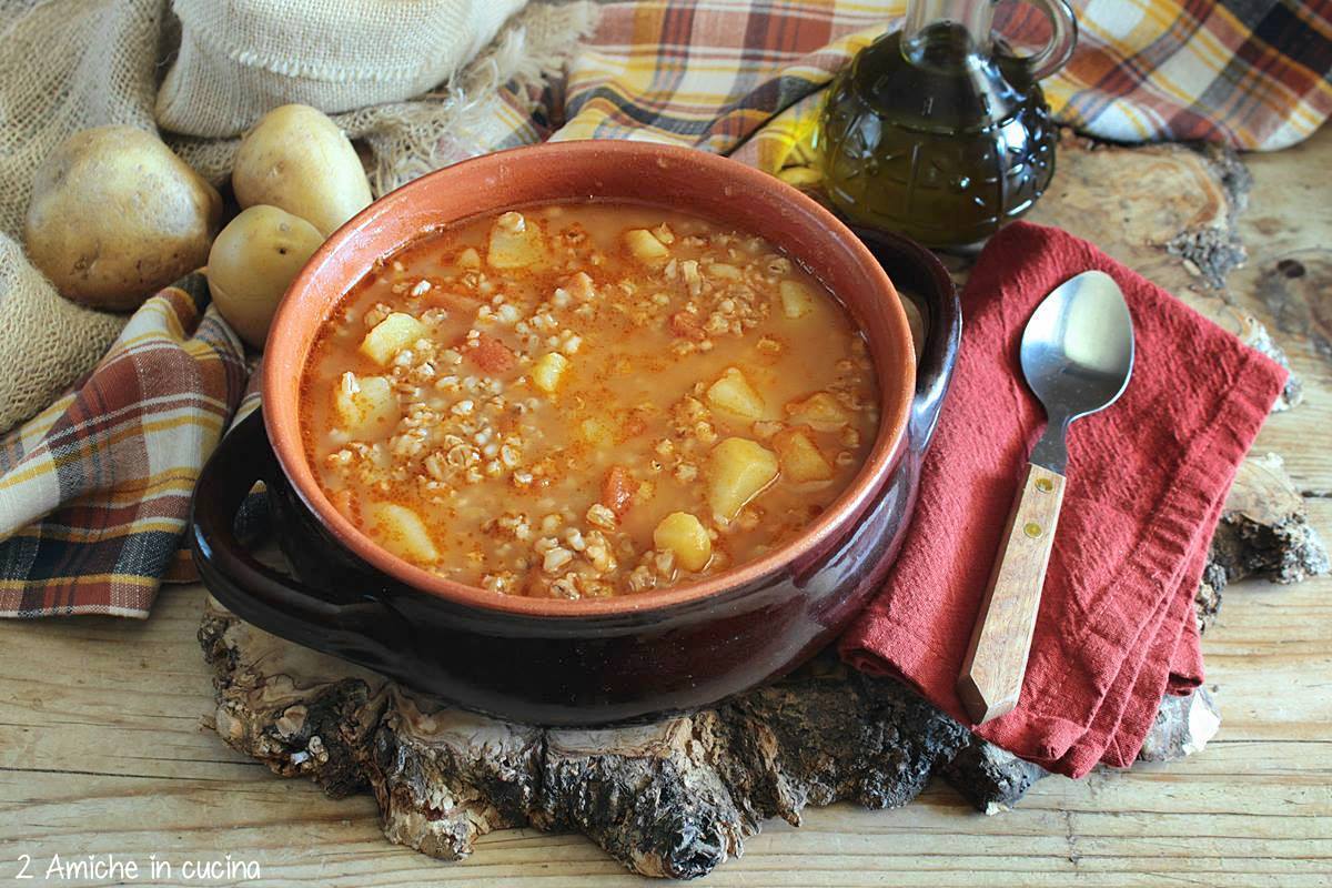 tegame in coccio con minestra di farro