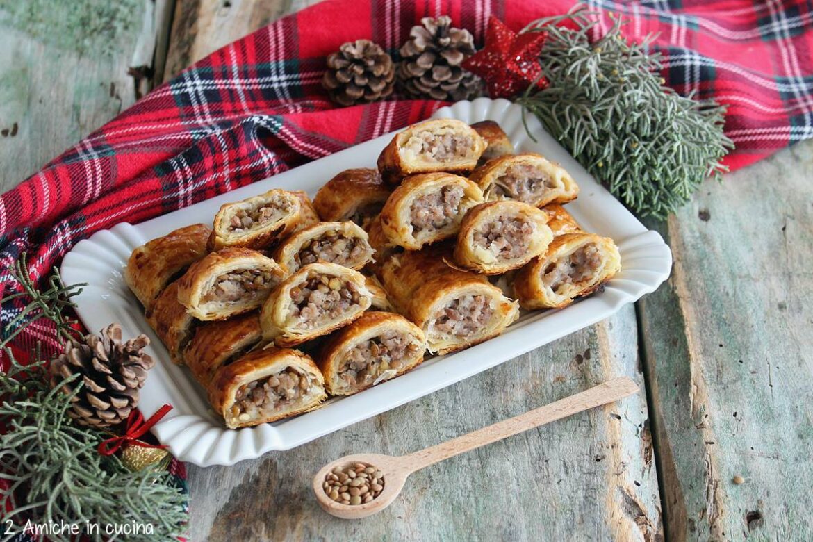 Vassoio di rustici di pasta sfoglia salsiccia e lenticchie umbre