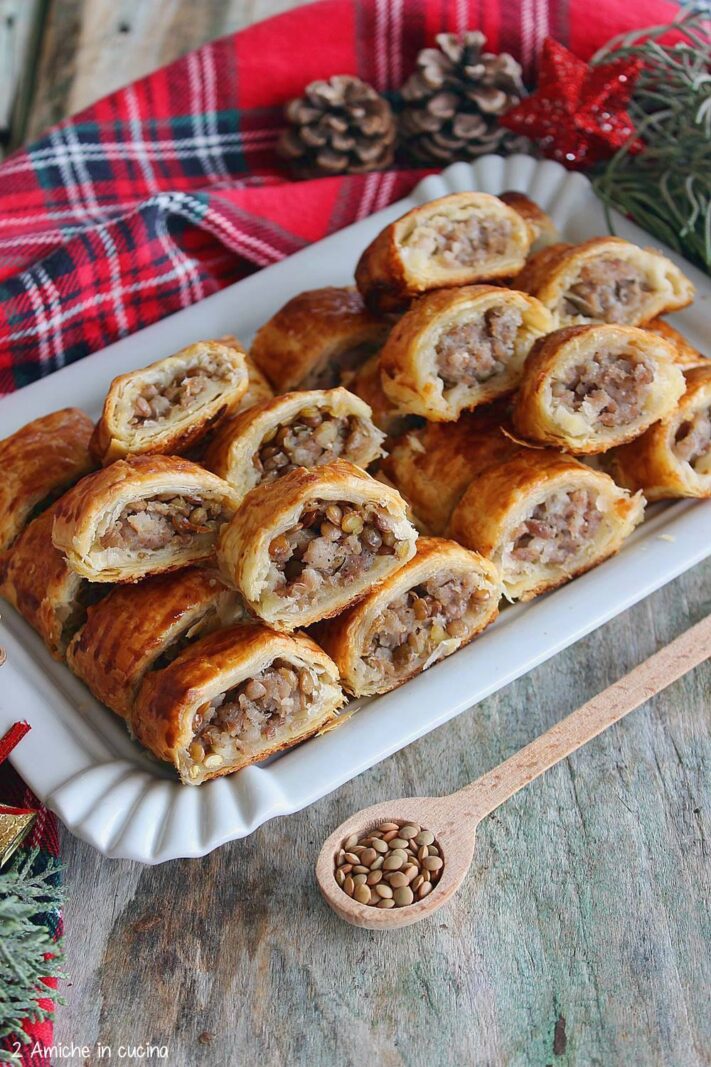 piatto con piccoli rustici di pasta sfoglia alla salsiccia e lenticchie