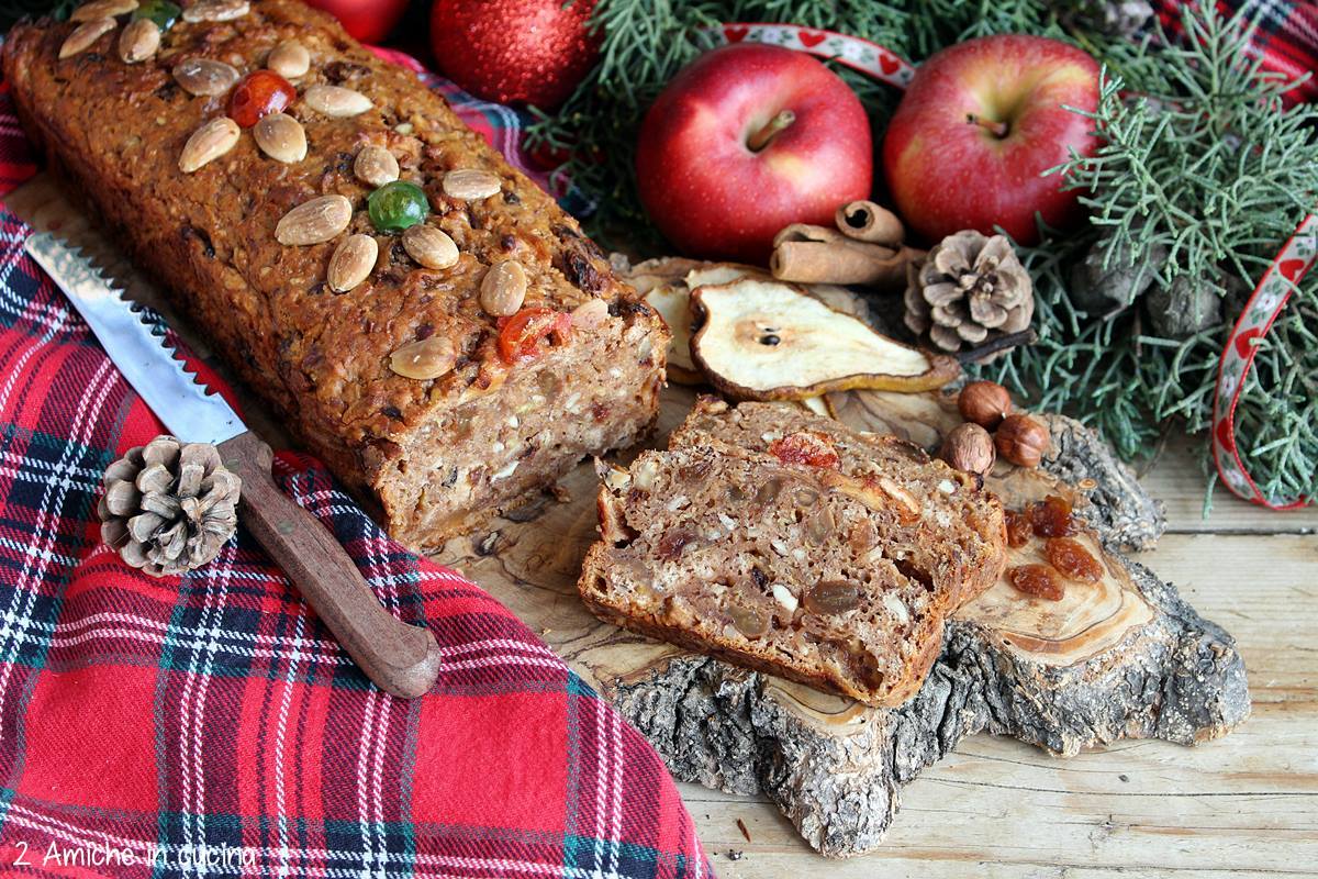 Dolci di Natale per intolleranti, tagliere con plumcake alle mele tipico del Tirolo