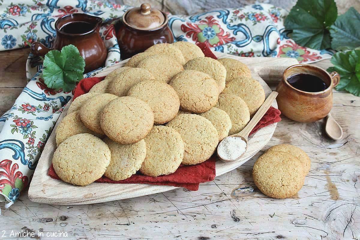 biscotti del Ghana vassoio di biscotti con gari ghanese