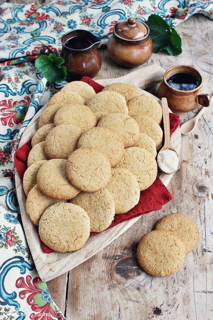 Biscotti del Ghana, con tazza di caffè