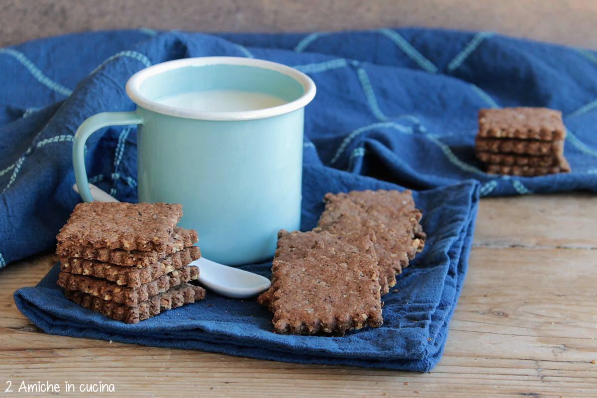 biscotti senza zucchero, con nocciole e stevia, accompagnati da una tazza di atte