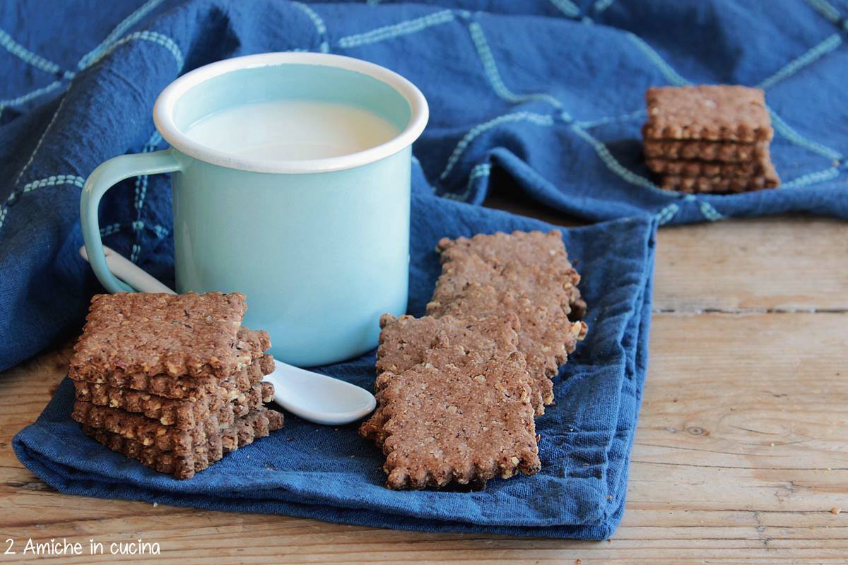 tazza di latte con biscotti al cacao senza zucchero