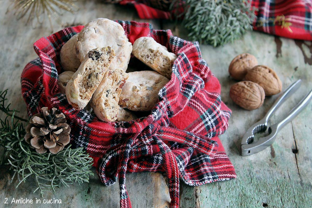 Dolci di Natale per intolleranti. Interno dei cavallucci di Siena, i biscotti toscani della Befana