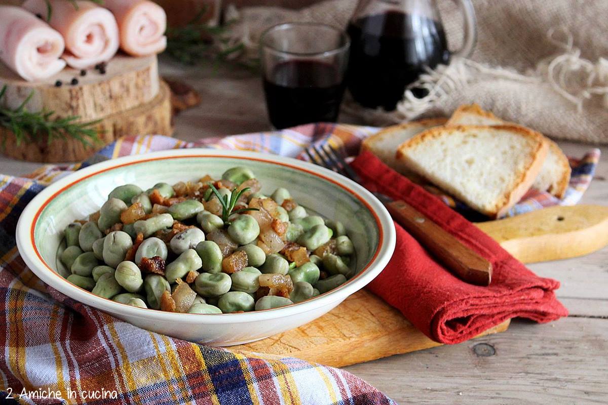 piatto di fave con cotiche e bicchiere di vino rosso