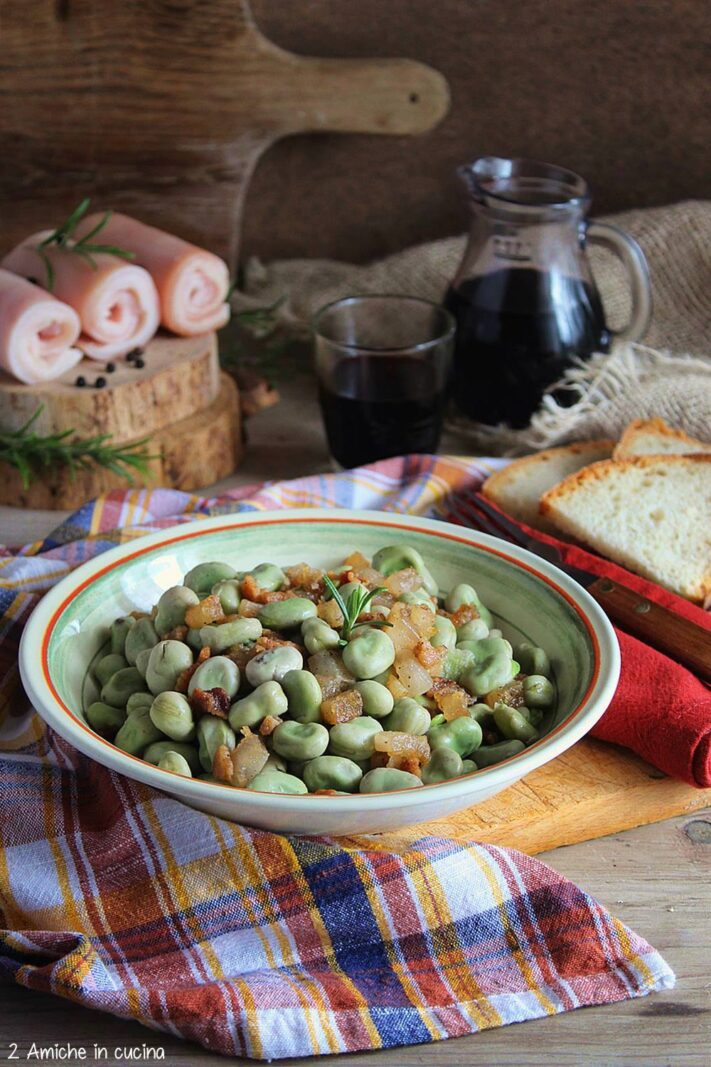 piatto di fave con cotiche di maiale